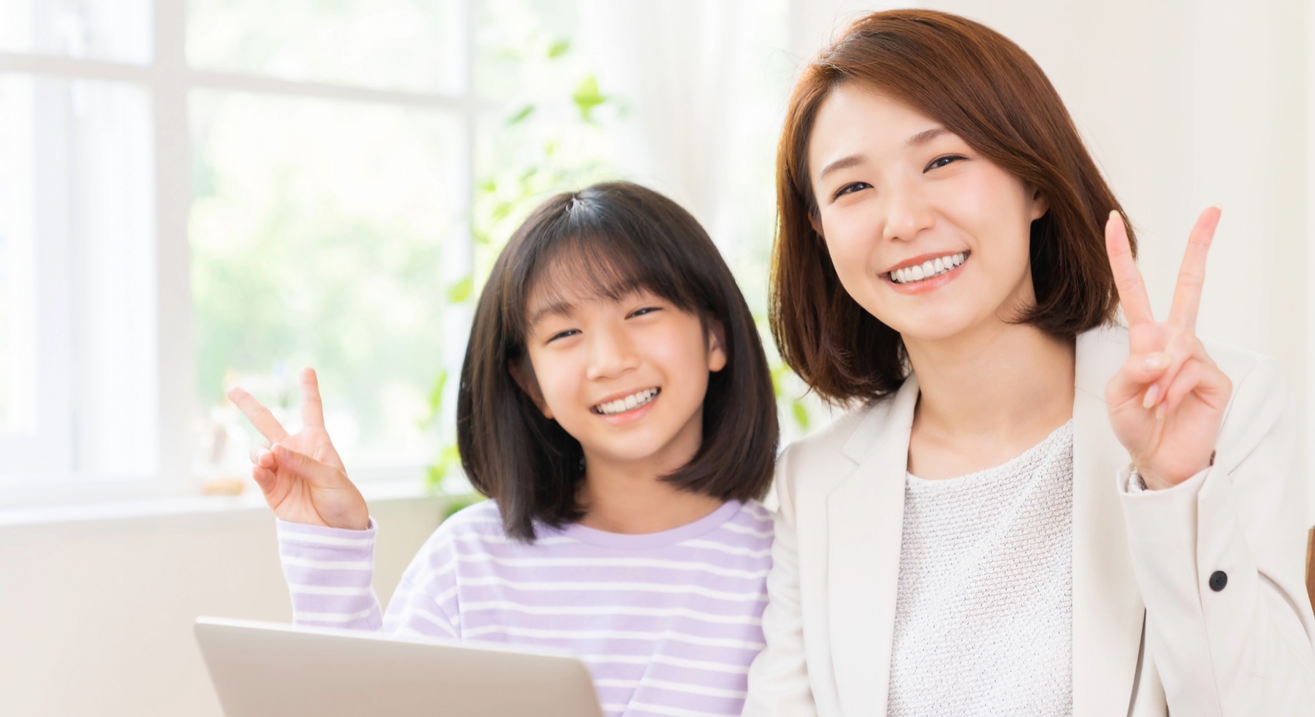 子どものそばで学ぶ様子